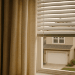 ein Fenster mit Jalousie