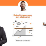 Standbild aus dem Video: Grafische Darstellung mit stilisierter Stadtsilhouette und Wohnhäusern unter einem wechselhaften Himmel, darüber eingeblendeter Titel „Immobilien-Wetter“. Immobilienmarkt