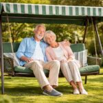 Ein Seniorenpaar auf einer Hollywoodschaukel. Wohnen im Alter