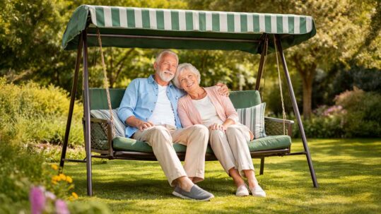 Ein Seniorenpaar auf einer Hollywoodschaukel. Wohnen im Alter