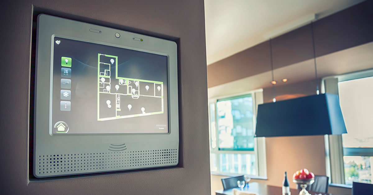 Wandmontiertes Smart-Home-Display zeigt den Grundriss einer Wohnung mit vernetzten Geräten und Lichtsteuerung in einem modernen Wohnraum. | Immobilienbewertung