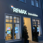 RE/MAX Immobilien Schwandorf Shop erleuchtet am Abend
