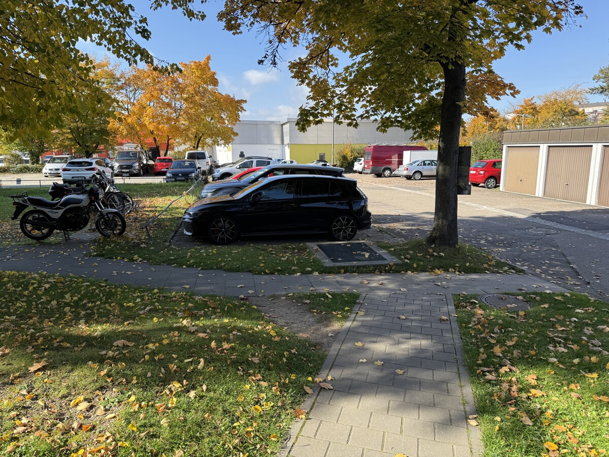 Weg zu den Stellplätzen