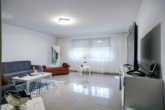 Wohnzimmer - Großzügige 4-Zimmer Erdgeschosswohnung mit häuslichem Charakter!