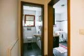 Bad und Gäste-WC - Großzügige 4-Zimmer Erdgeschosswohnung mit häuslichem Charakter!