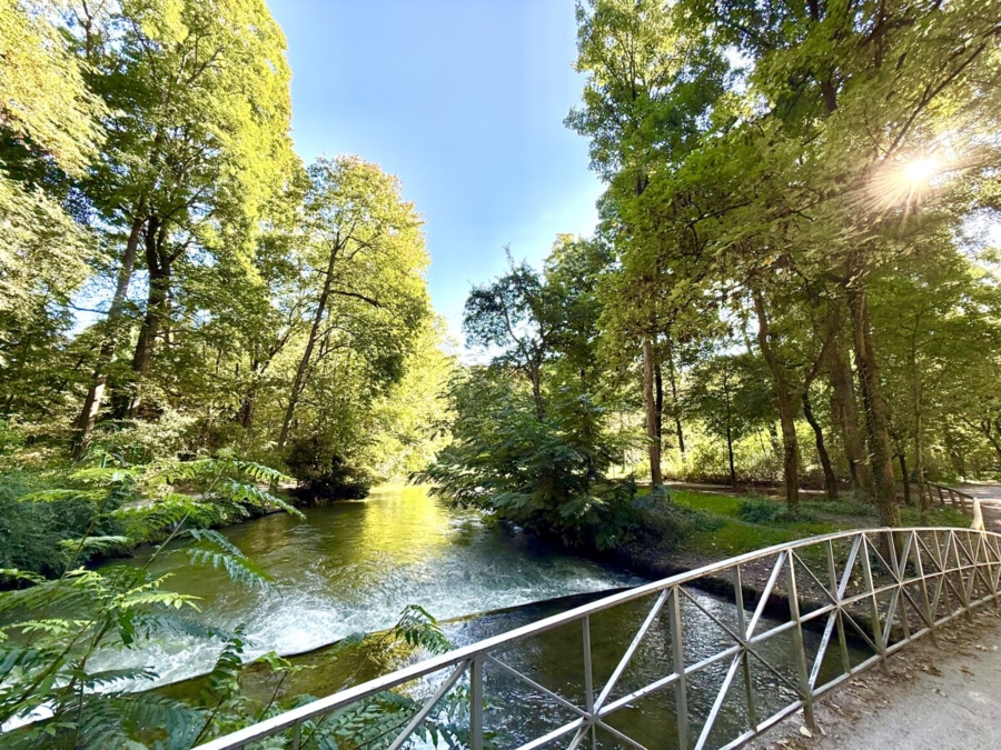 Der Schwabinger Bach im Englischen Garten - in zwei Minuten zu Fuß
