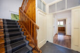 Haus und Grund: Hier wird ihr Traum vom Eigenheim wahr! - Eingangsbereich mit Holztreppe