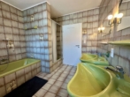 Bad Foto 3 - 3 in 1 – Haus + Büro + 4 Hallen Wohnen, Vermieten, Lagern auf 2.242 m² – Objekt mit guter Rendite