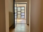 Hauseingang - 3 in 1 – Haus + Büro + 4 Hallen Wohnen, Vermieten, Lagern auf 2.242 m² – Objekt mit guter Rendite