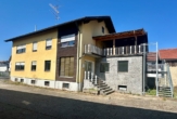 Frontalansicht - 3 in 1 – Haus + Büro + 4 Hallen Wohnen, Vermieten, Lagern auf 2.242 m² – Objekt mit guter Rendite