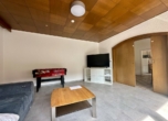 Wohnzimmer - 3 in 1 – Haus + Büro + 4 Hallen Wohnen, Vermieten, Lagern auf 2.242 m² – Objekt mit guter Rendite