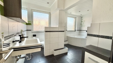 Bad mit Wohnung!, 93053 Regensburg, Etagenwohnung