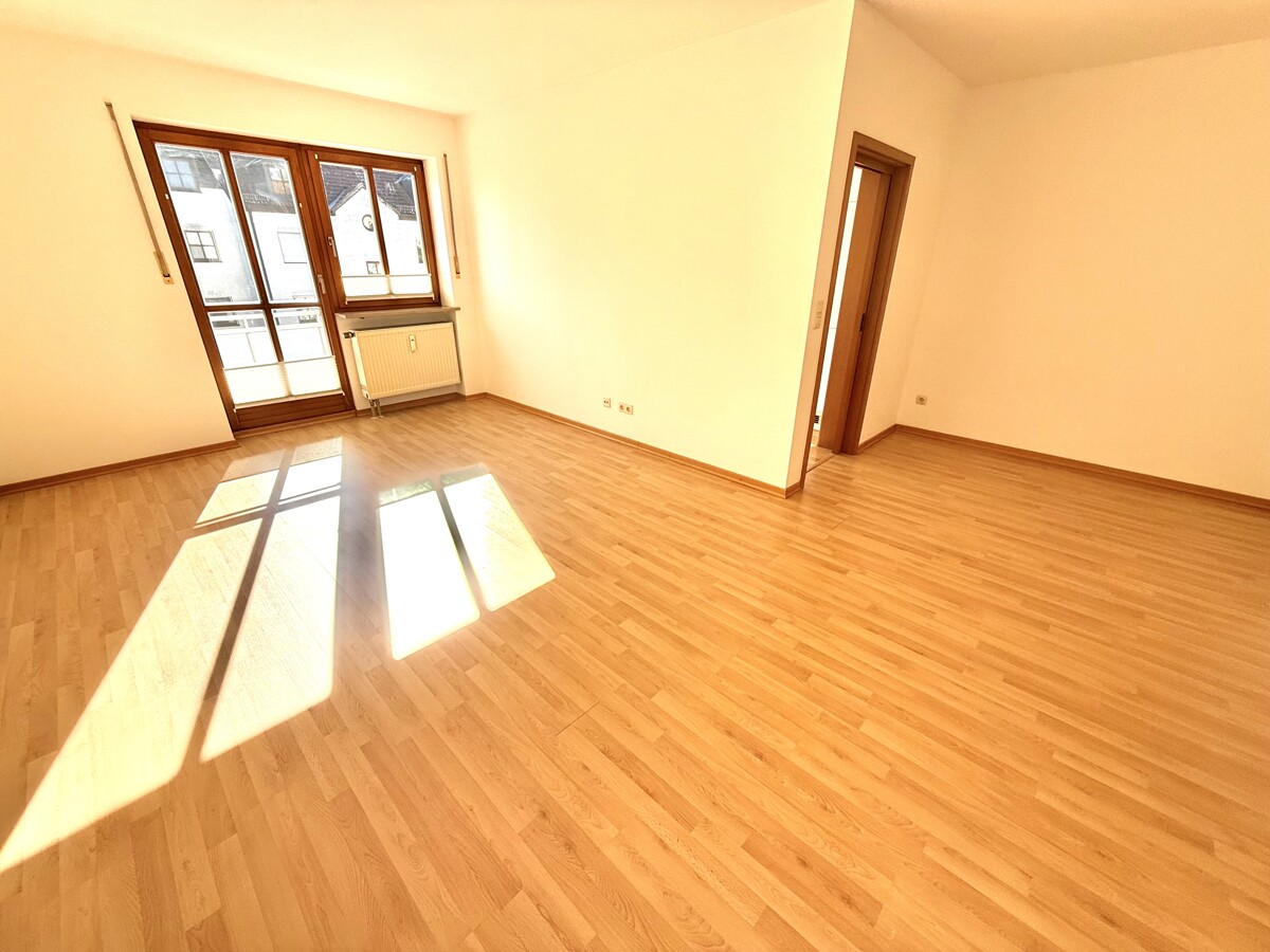 In Ihrem Wohnzimmer gen Balkon