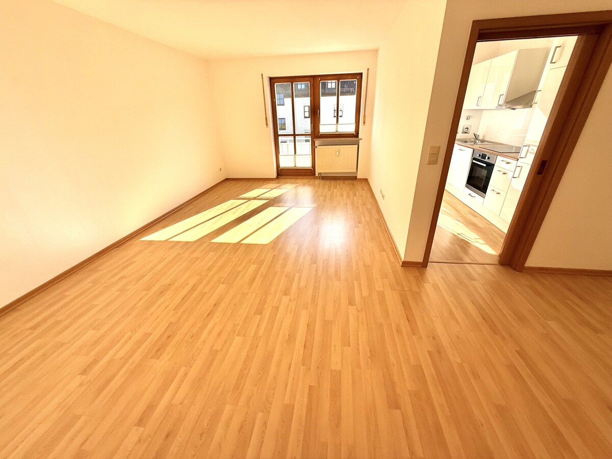 Ihr Wohnzimmer gen Küche & Balkon