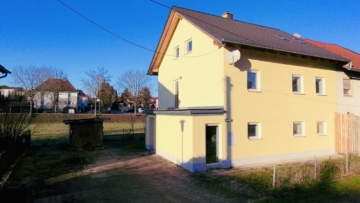 Modern sanierte Doppelhaushälfte – Wohnkomfort auf drei Ebenen, 94436 Simbach, Doppelhaushälfte