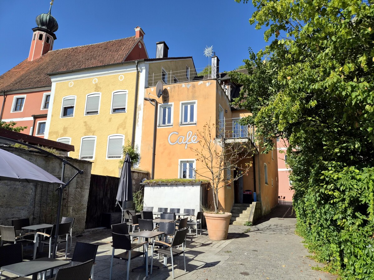 Außenansicht mit Naab-Terrasse