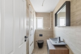 WC - 3-Zi-EG Wohnung mit großzügiger Terrasse, Doppelgarage & Keller Erstbezug nach Sanierung