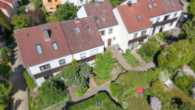 Drohnenfoto Frontalansicht - Mittendrin! Charmantes Reihenmittelhaus am Hohensand