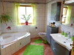 Viel Platz für die ganze Familie: Wohnen und Leben im idyllischen Regental! - Badezimmer EG