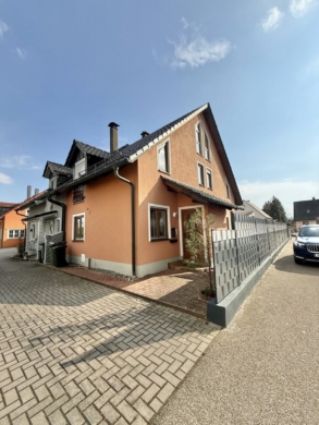 Gepflegte Doppelhaushälfte mit modernem Wohnkomfort in Niedertraubling, 93083 Niedertraubling, Doppelhaushälfte