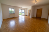 Wohnzimmer - Hell, grün, zentral. Ruhige 2-Zimmer-Erdgeschosswohnung im „Sonnenpark“
