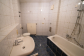 Bad jpg - Hell, grün, zentral. Ruhige 2-Zimmer-Erdgeschosswohnung im „Sonnenpark“