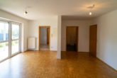Wohnzimmer 3 - Hell, grün, zentral. Ruhige 2-Zimmer-Erdgeschosswohnung im „Sonnenpark“