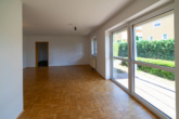 Wohnzimmer 2 - Hell, grün, zentral. Ruhige 2-Zimmer-Erdgeschosswohnung im „Sonnenpark“