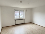 Schlafzimmer - Großzügige 4-Zimmer-Wohnung mit Balkon! Erdgeschoss! Frei!