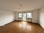 Wohnzimmer - Großzügige 4-Zimmer-Wohnung mit Balkon! Erdgeschoss! Frei!