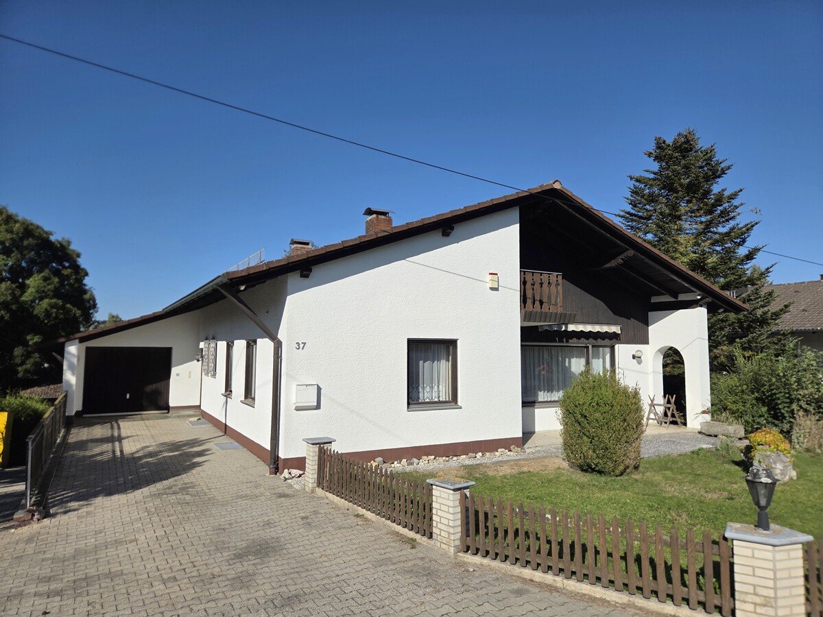 Zufahrt mit Garage