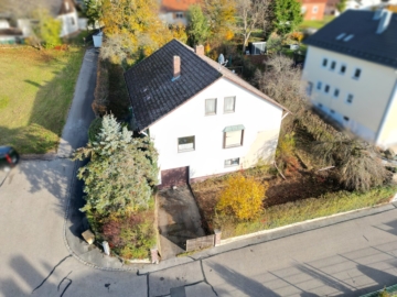| Haus mit Entwicklungspotenzial | Einfamilienhaus mit großzügigem Grundstück und Ausbaureserve, 93142 Leonberg, Einfamilienhaus