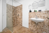 Bad EG - Modernes Einfamilienhaus im Toskana-Stil mit Pool