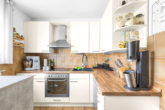 Küche - Selbstbezug trifft Stadtoase modernisiertes ZFH mit Balkon, PV-Anlage und Gartenidylle in Top-Lage