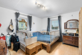 Schlafzimmer - 5-Zimmer-Wohnung mit Garten, Carport und separatem Büro