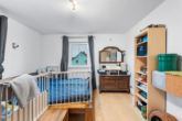 Schlafzimmer - 5-Zimmer-Wohnung mit Garten, Carport und separatem Büro