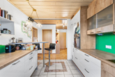 Küche - 5-Zimmer-Wohnung mit Garten, Carport und separatem Büro