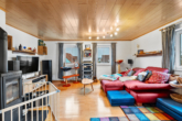 Wohnzimmer - 5-Zimmer-Wohnung mit Garten, Carport und separatem Büro