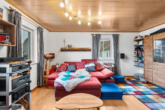 Wohnzimmer - 5-Zimmer-Wohnung mit Garten, Carport und separatem Büro