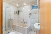 Badezimmer - 5-Zimmer-Wohnung mit Garten, Carport und separatem Büro
