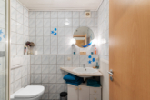 Badezimmer - 5-Zimmer-Wohnung mit Garten, Carport und separatem Büro