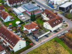 Vogelperspektive - 5-Zimmer-Wohnung mit Garten, Carport und separatem Büro