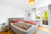Schlafzimmer - Ihr neues Zuhause in Ziegetsdorf – Modernisiertes Zweifamilienhaus mit Gartenparadies und PV-Anlage!