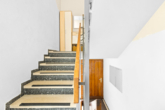 Treppenhaus - Ihr neues Zuhause in Ziegetsdorf – Modernisiertes Zweifamilienhaus mit Gartenparadies und PV-Anlage!