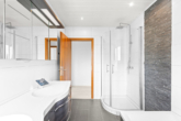 Bad - Ihr neues Zuhause in Ziegetsdorf – Modernisiertes Zweifamilienhaus mit Gartenparadies und PV-Anlage!
