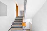 Treppenhaus - Ihr neues Zuhause in Ziegetsdorf – Modernisiertes Zweifamilienhaus mit Gartenparadies und PV-Anlage!