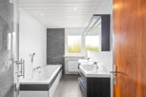 Bad - Ihr neues Zuhause in Ziegetsdorf – Modernisiertes Zweifamilienhaus mit Gartenparadies und PV-Anlage!