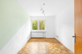 Kinderzimmer 2 - Ihr neues Zuhause in Ziegetsdorf – Modernisiertes Zweifamilienhaus mit Gartenparadies und PV-Anlage!