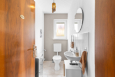 Gäste-WC - Ihr neues Zuhause in Ziegetsdorf – Modernisiertes Zweifamilienhaus mit Gartenparadies und PV-Anlage!