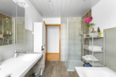 Bad - Ihr neues Zuhause in Ziegetsdorf – Modernisiertes Zweifamilienhaus mit Gartenparadies und PV-Anlage!